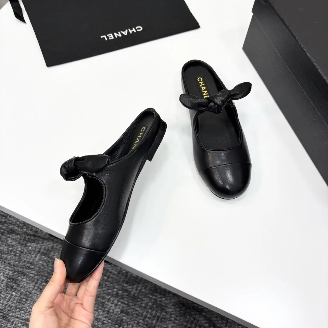 👟👟Ex-factory price 480👟👟 Chanel 25C Early Spring Mary Jane Shoes Series This season’s shoes are all great! The pure black Mary Jane is very comfortable on the feet and the upper leather is also very soft, so you don’t have to worry about rubbing your feet. The bunny ears are also very cute, and the black and white color matching and black fabric cover are very nice. Upper cowhide, inner sheepskin, genuine leather outsole Size: 35-39 40/41 Customized, non-refundable and non-exchangeable
